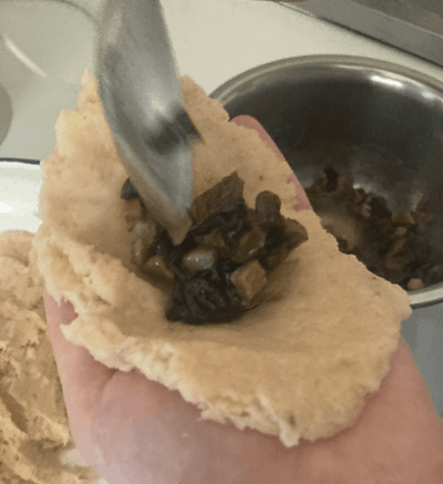 Formuojamas cepelinas su grybų įdaru