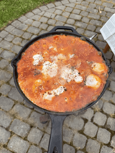 Pabaigus kepti, nuimti nuo laužo